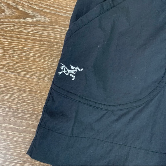 Arcteryx Womens black nylon 2 button 4” shorts 4 - Picture 2 of 6